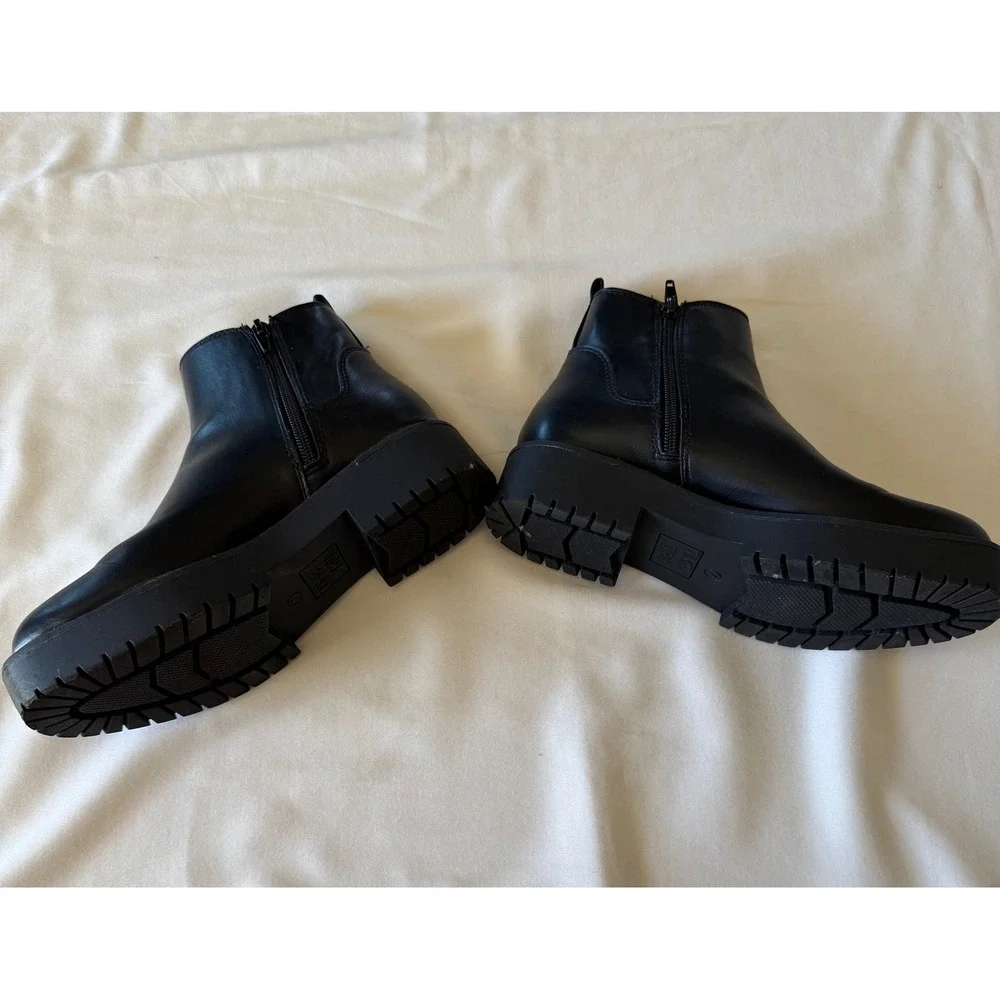 Time and Tru Womens Black Lug Sole Ankle Boots Side Zip Memory Foam Size 7